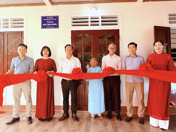 Báo Pháp Luật Việt Nam bàn giao nhà tình nghĩa tại xã Hải Lăng